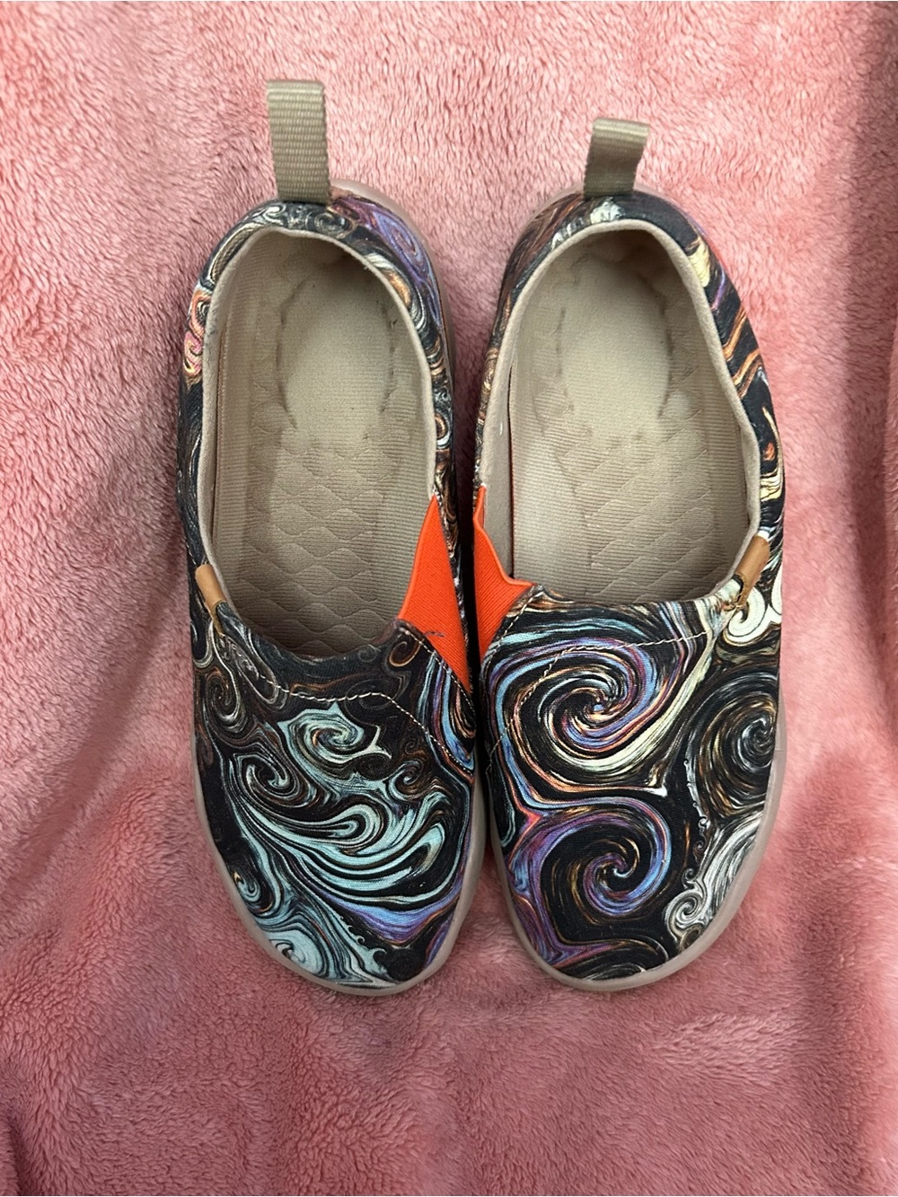 UIN Women’s Slip-On Canvas Shoes. 6.5